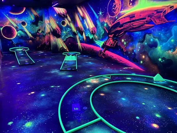 Minigolfbahn in der Astronautenwelt mit Planeten und Sternen an Wand und Boden