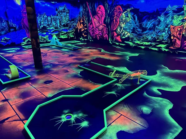 Minigolfbahn in der Ritterwelt mit Burg an der Wand und Steinplattenboden